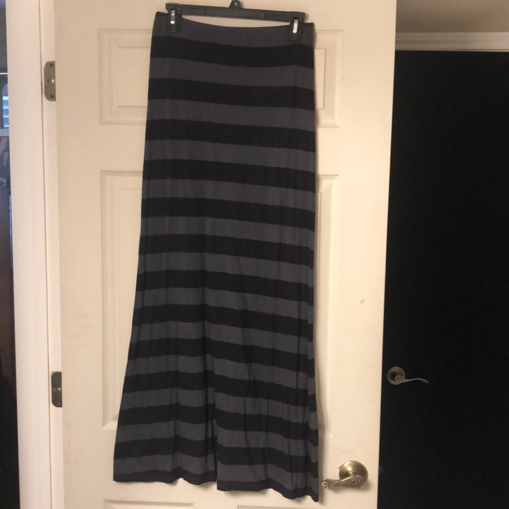 🦋 5 for $20
Billabong gray/black maxi skirt size medium